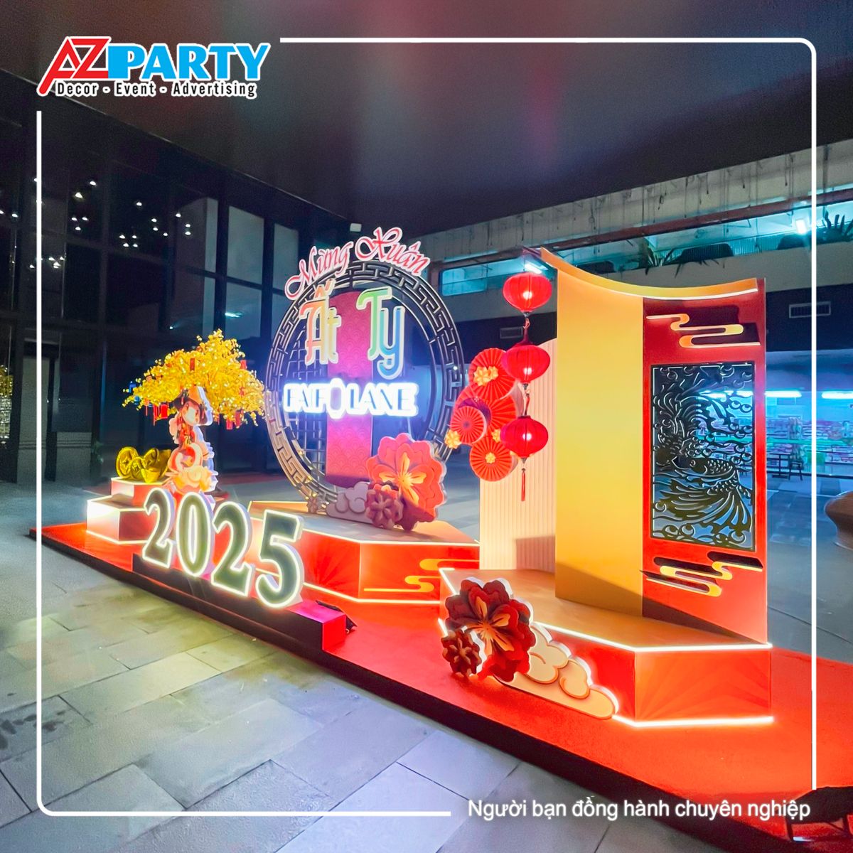 góc phải của tiểu cảnh, điểm nhấn là vách lưng có treo lồng đèn và quạt giấy