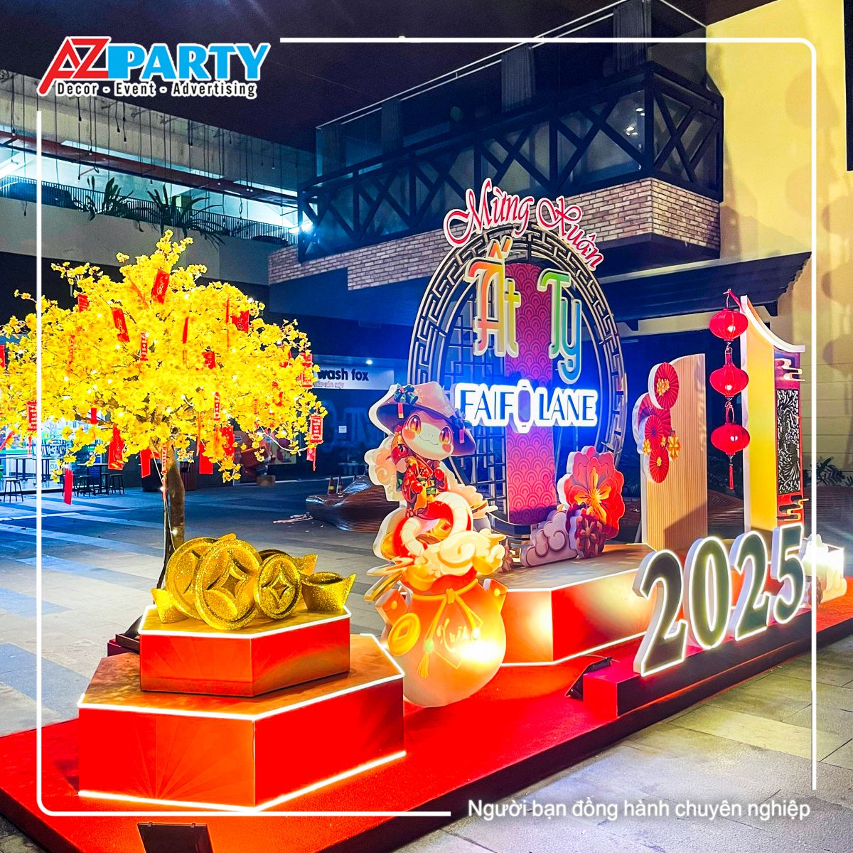 góc trái của tiểu cảnh, nổi bật là hình ảnh cây mai vàng cùng đồng tiền vàng tại gốc cây