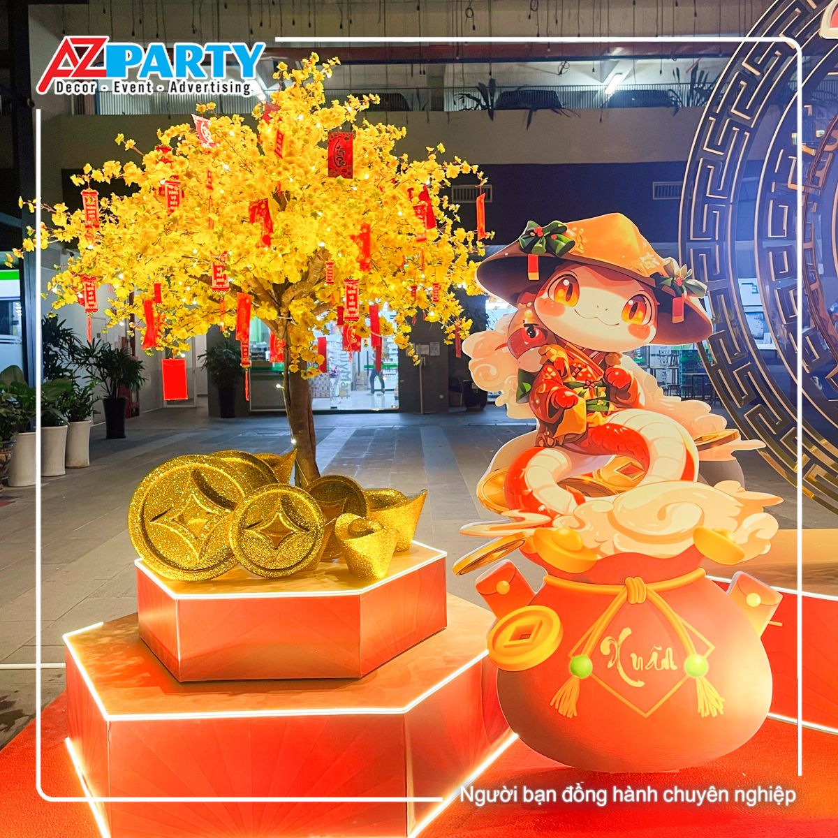 cây mai vàng và túi tiền vàng, trên túi tiền là linh vật rắn con dễ thương