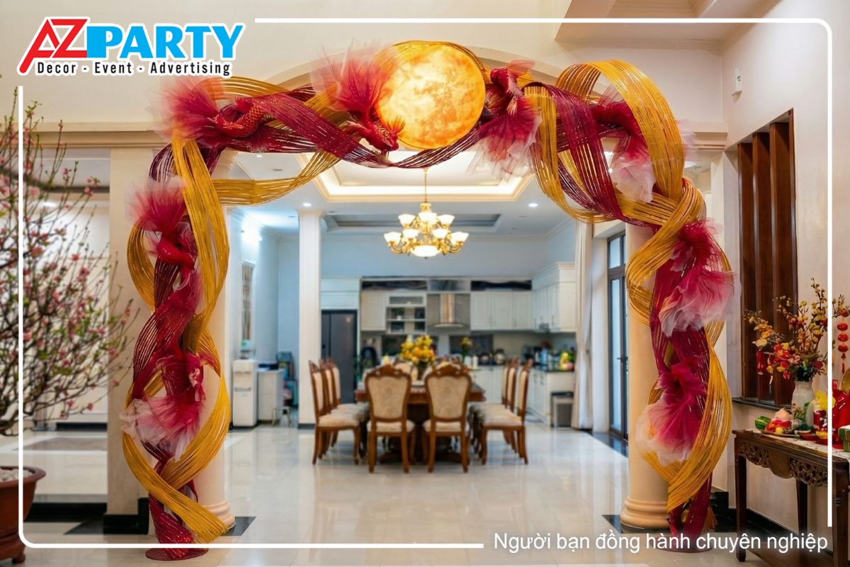 khu vực trong nhà được trang trí với cổng tết từ chất liệu phên tre, cá chép đầy nghệ thuật