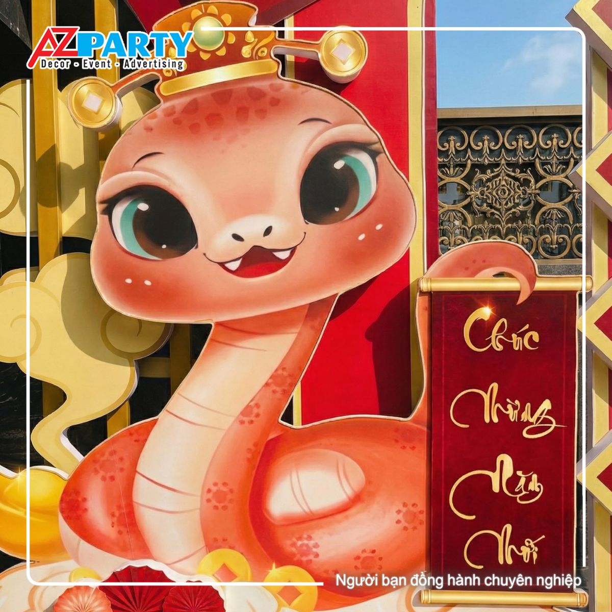 Cận cảnh chủ rắn bên phải cổng cùng câu chúc mừng năm mới