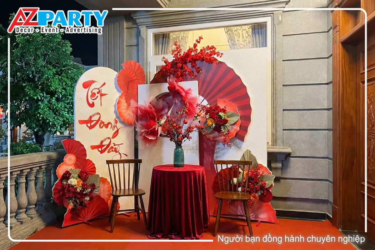 toàn cảnh tiểu cảnh tết được đặt tại trước hiên nhà, tiểu cảnh sử dụng hoa, cá tạo nên phong cách tết sáng trọng và ấm cúng