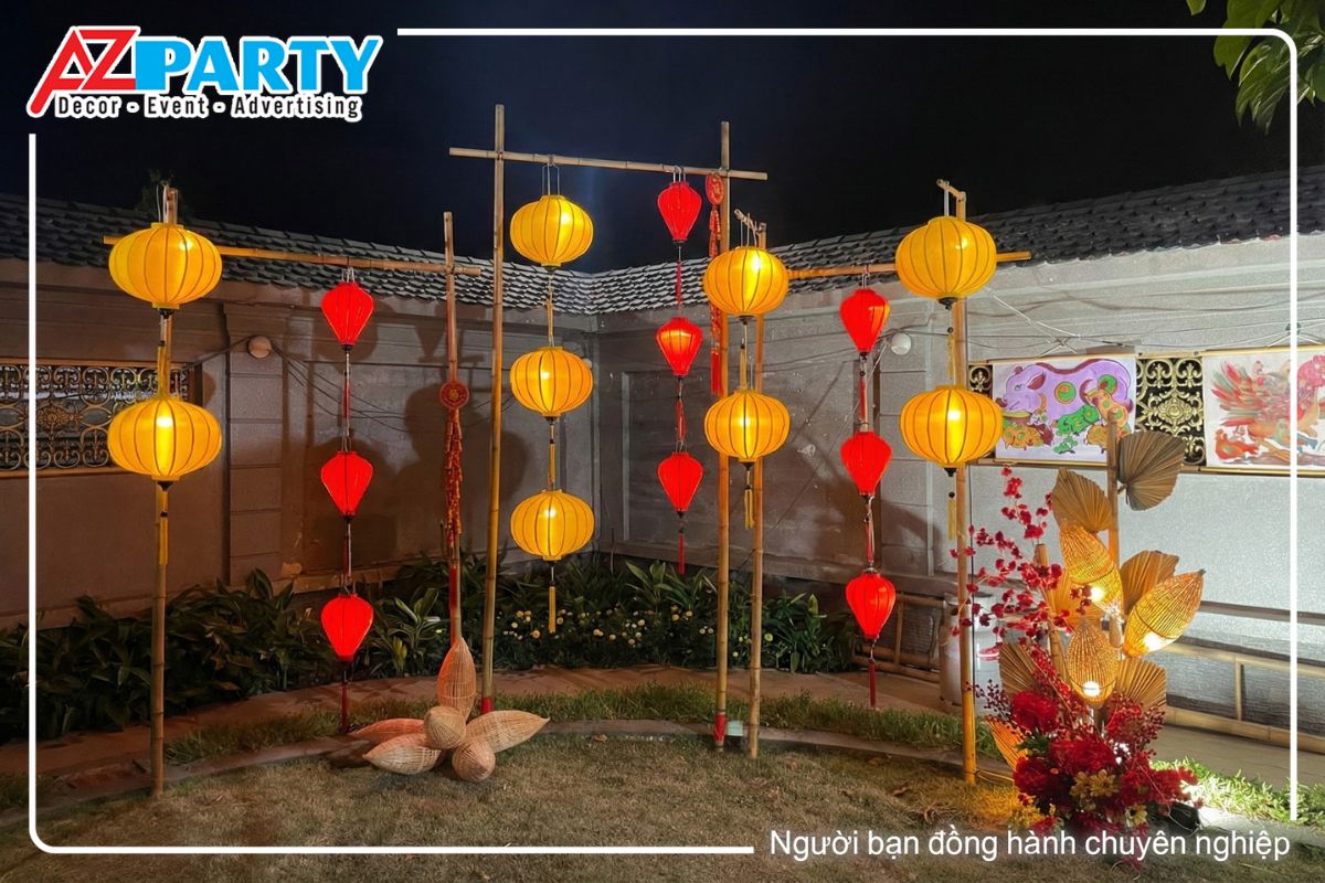 một góc lồng đèn được trang trí tại khu vực sân 