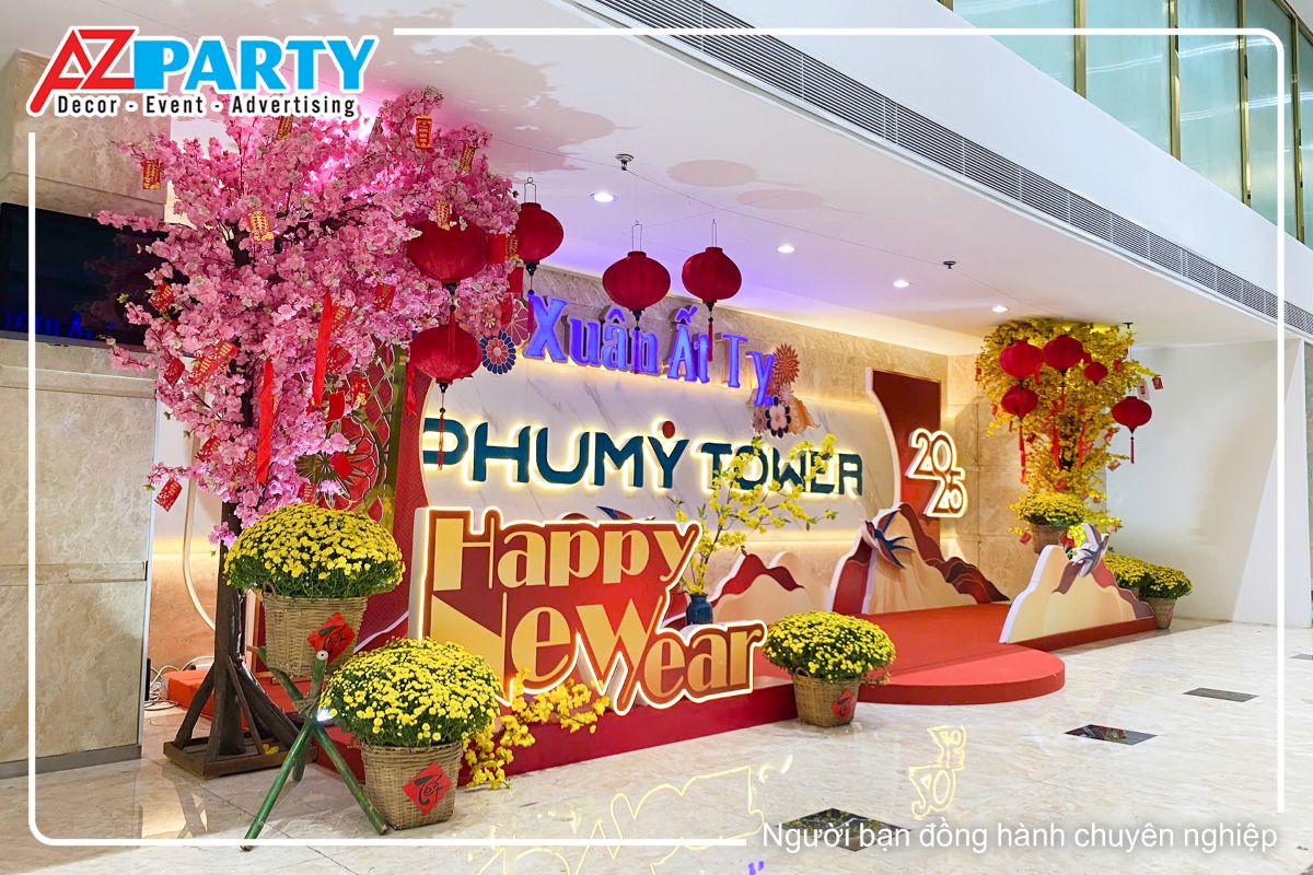 Góc trái của tiểu cảnh, nổi bật là dòng chữ Happy New Year với đèn neon vàng, bên cạnh là cây đào hồng