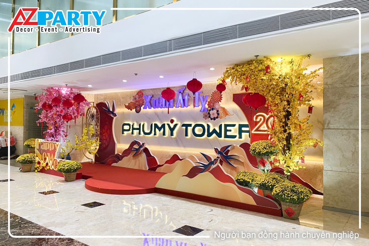 Góc phải của tiểu cảnh, cận cảnh là cây mai vàng với các mâm cúc xôi vàng