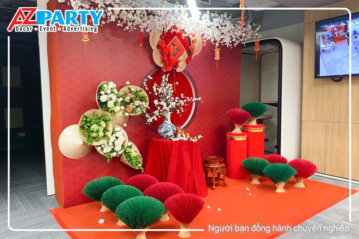 Góc trái của tiểu cảnh, nổi bật là bó tăm hương cùng những nón hoa trắng 