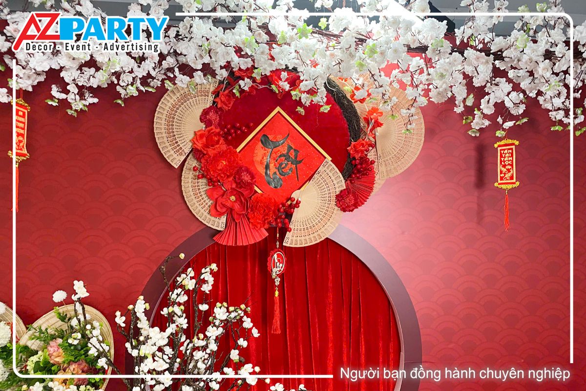 dải hoa mơ trắng treo trên backdrop