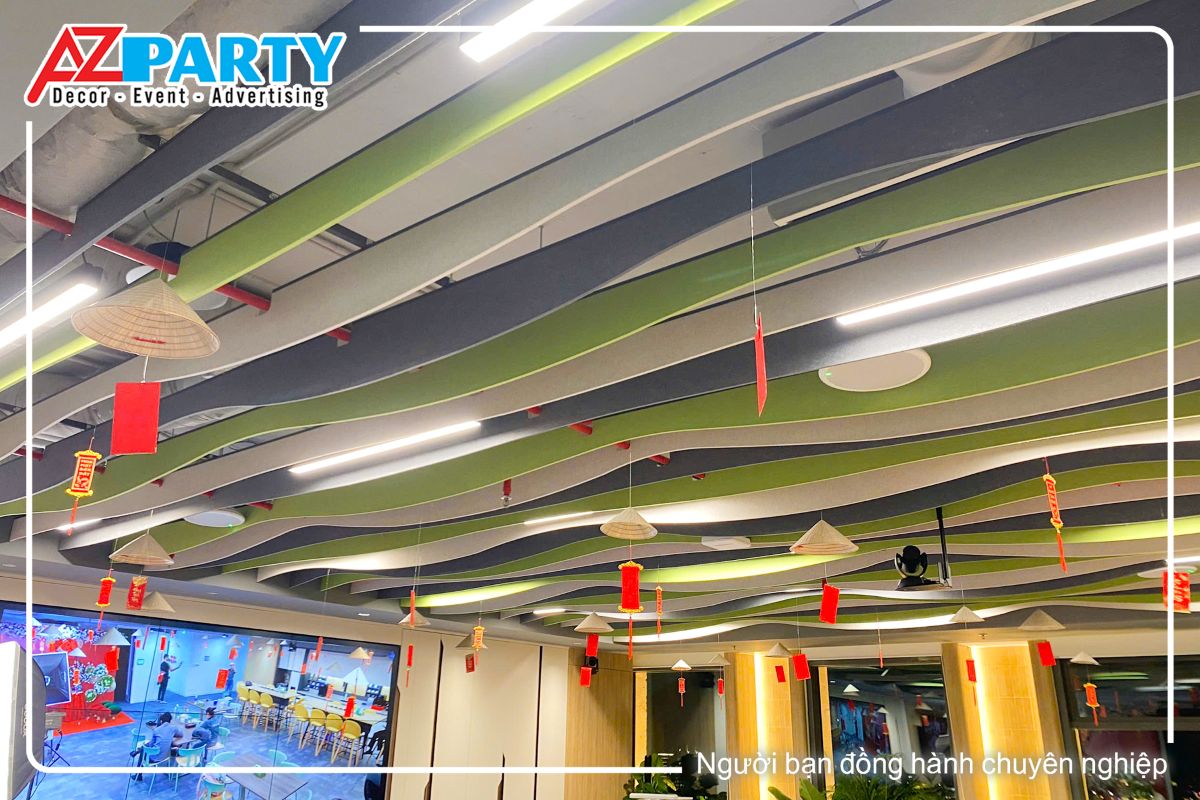 một góc không gian khác được decor với nón lá, liễn tết