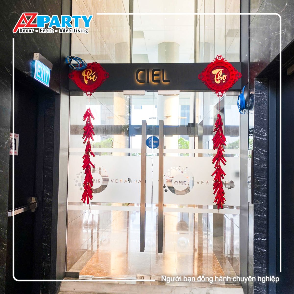 2 dây pháo treo tại cửa ra vào, phía đầu dây là 2 chữ Phúc, Thọ