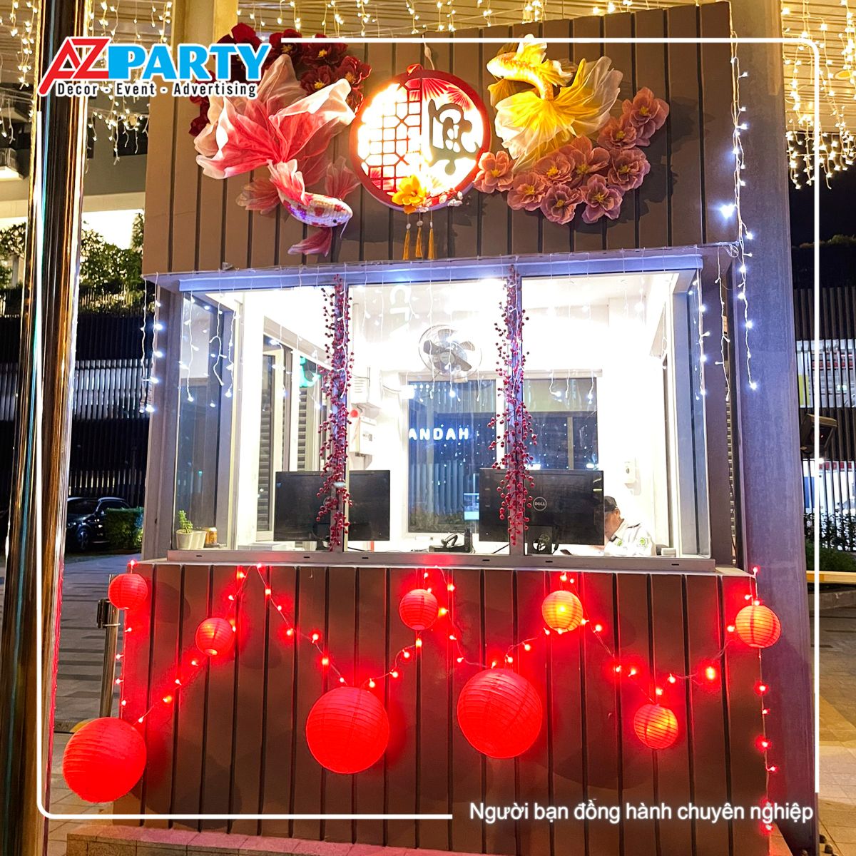 trang trí hộp đèn, cá chép uốn lượn và đây đèn lồng tại cabin của bảo vệ chung cư