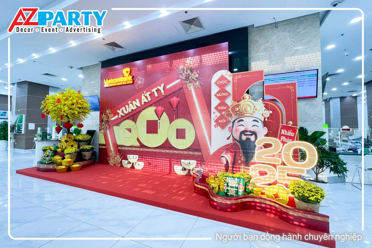 góc bên phải của tiểu cảnh, mô hình ông thần tài nổi bật trong khung hình cùng dòng chữ 2025 có đèn neon bao quanh