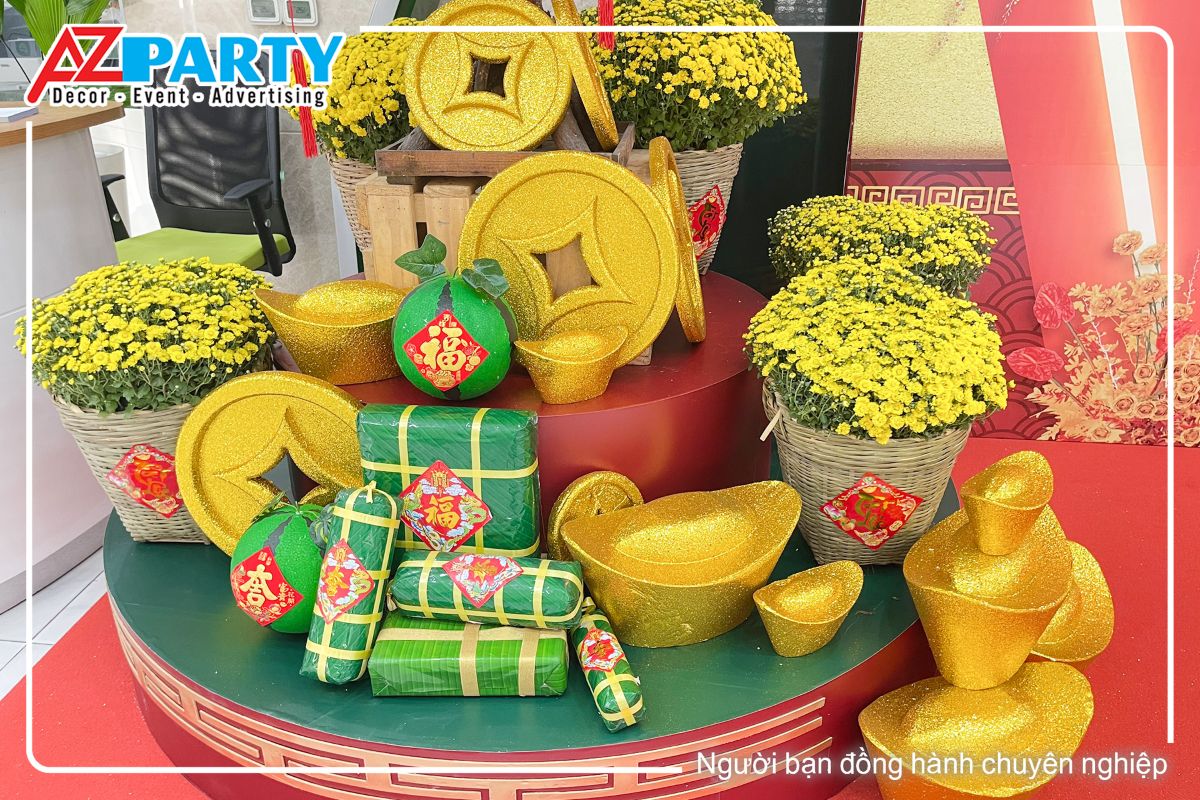 đồng tiền vàng, thỏi tiền vàng, mâm xôi cúc, bánh trưng và bánh tét