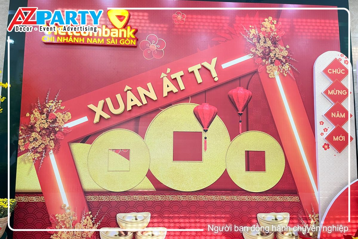 khung cổng dòng chữ Xuân Ất Tỵ, đồng xu vàng