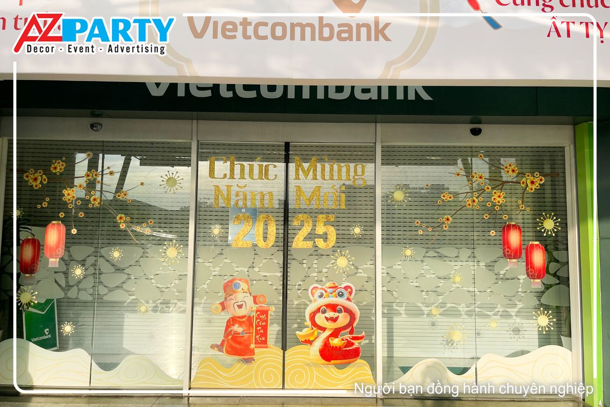 decal tết dán ngoài cửa kính, nổi bật là dòng chữ chúc mừng năm mới 2025, bên dưới là chú rắn linh vật cùng ông thần tài
