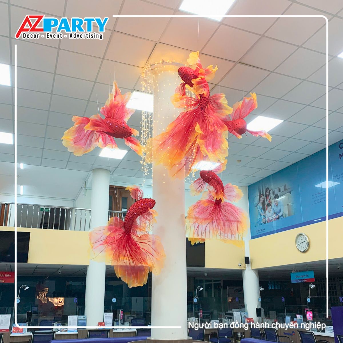 cá chép đỏ được treo tại khu vực đón khách của VietinBank