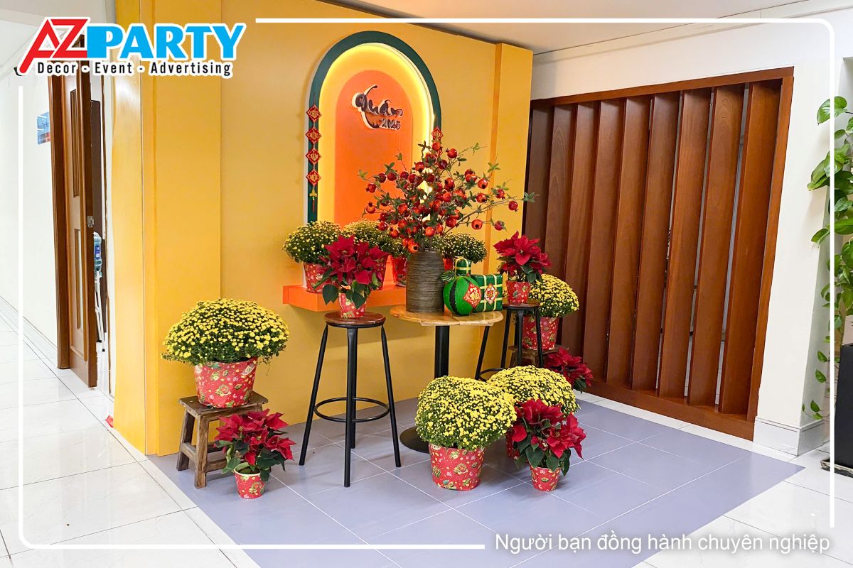 Góc trang trí tết trên lầu của VietinBank với các chậu hoa trạng nguyên, hoa cúc mâm xôi, bình lựu đỏ rực rõ sắc xuân