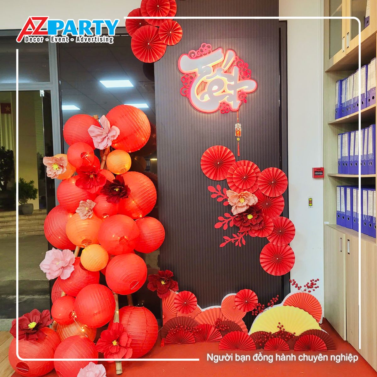 một tiểu cảnh khác được decor tại khu vực làm việc của vietinBank cùng dòng chữ Tết với đèn neon vàng rực