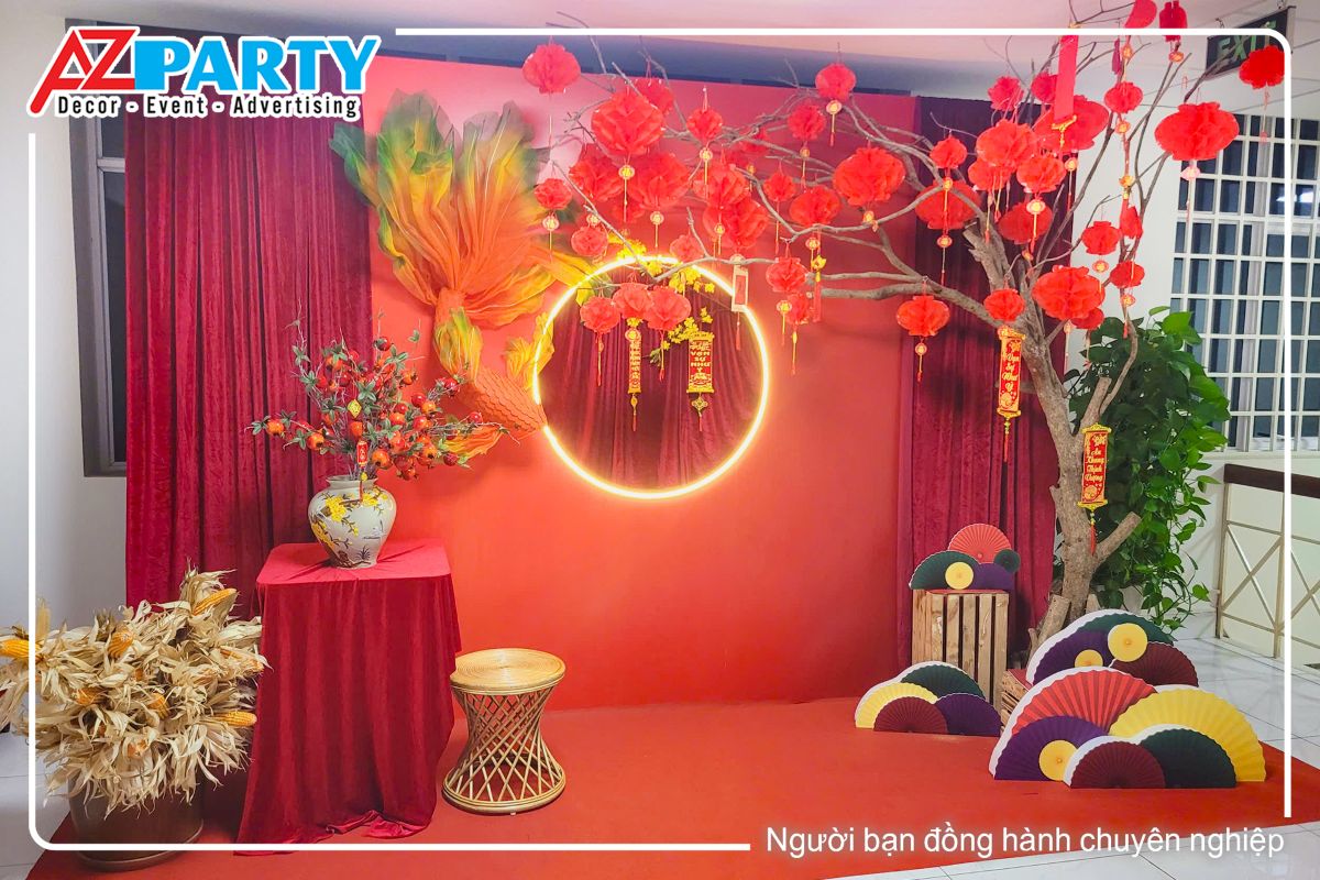 tiểu cảnh tết tại một chi nhánh khác của VietinBank, với hình ảnh cá chép ở chính giữa, bên cạnh là cây đèn lồng, chậu cây lực và bó ngô 