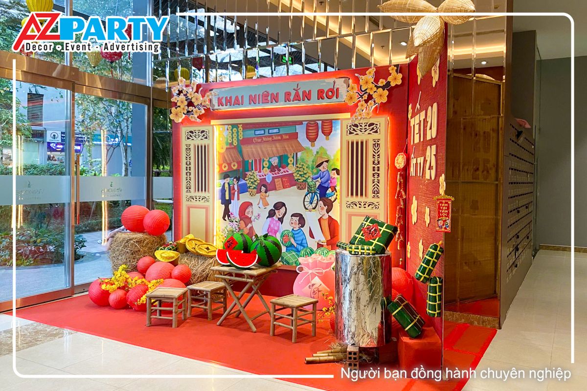 tiểu cảnh theo conconcept tết truyển thống tại Vinhomes Central Park 3. Tone màu đỏ chủ đạo, sử dụng các vật dụng như nồi bánh trưng, đống rơm, bộ bàn ghế tre, backdrop là hình ảnh chợ tết những năm thập niên 80,90