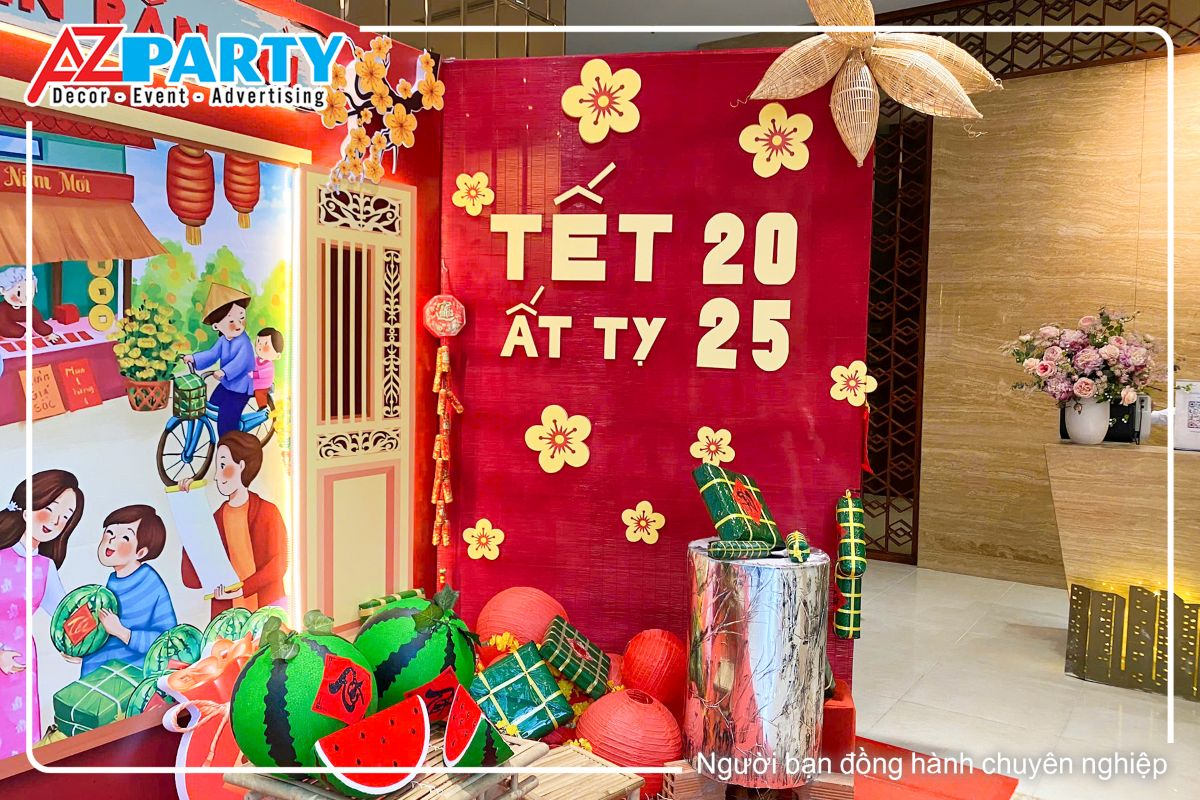 vách phụ của tiểu cảnh, dòng chữ Tết Ất Tỵ 2025 tone vàng nổi bật trên nền đỏ đô