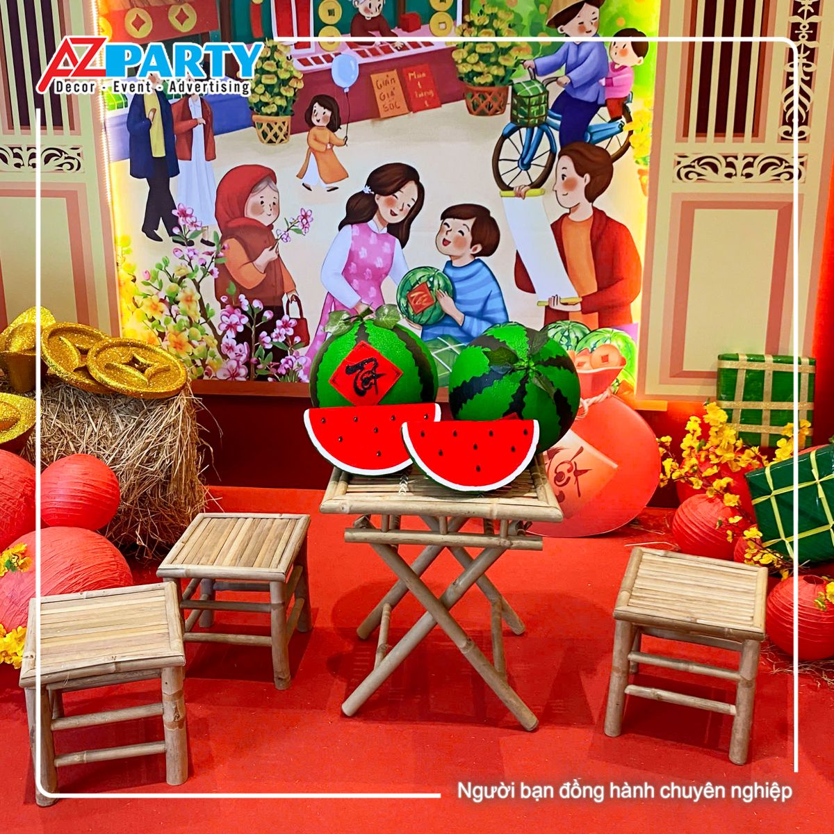 bộ bàn ghế tre, trên bàn có trái dưa hấu 