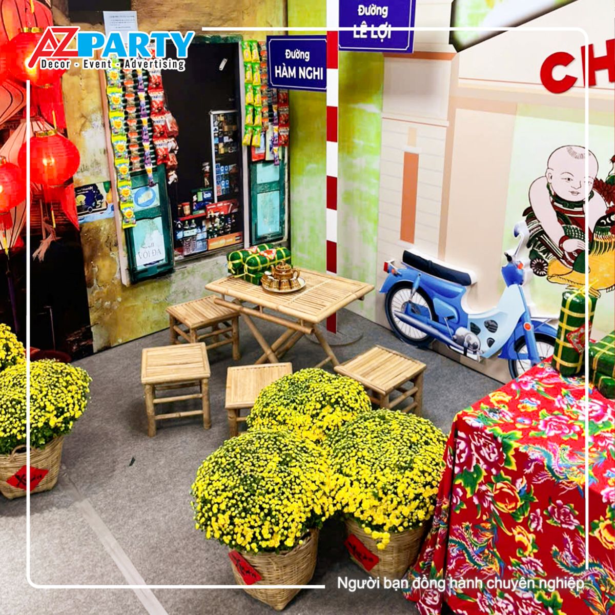 bộ bàn ghế tre trước cửa quán tạp hóa