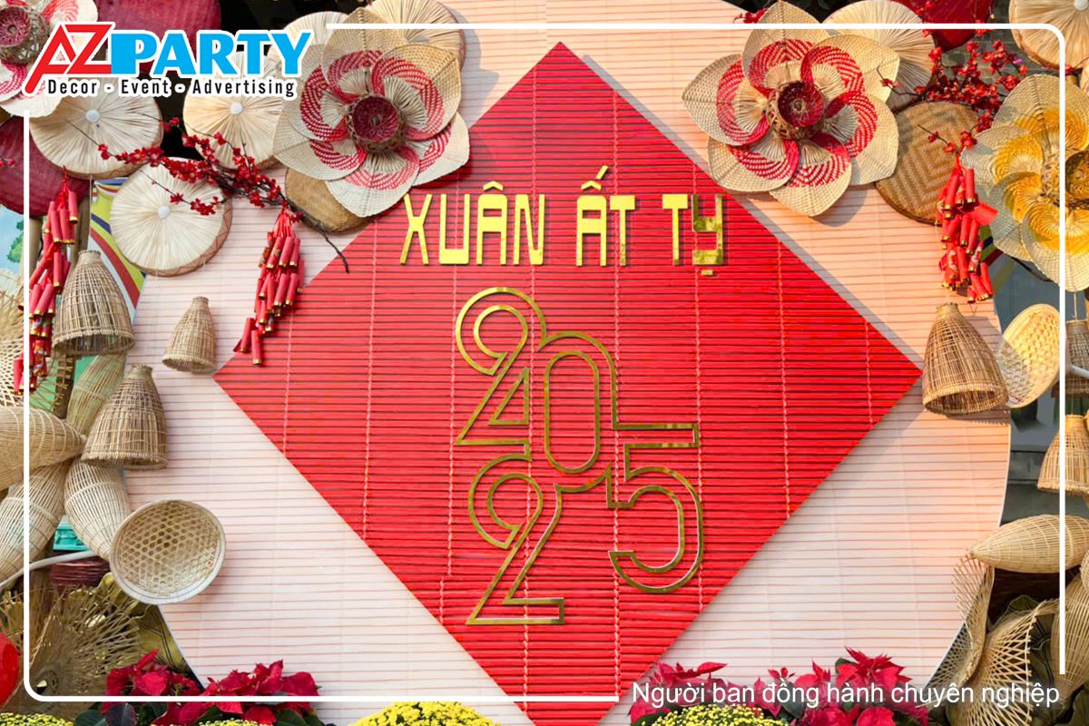 cận cảnh vách chính của tiểu cảnh, dòng chữ Xuân Ất Tỵ màu vàng gold nổi bật trên nền đỏ