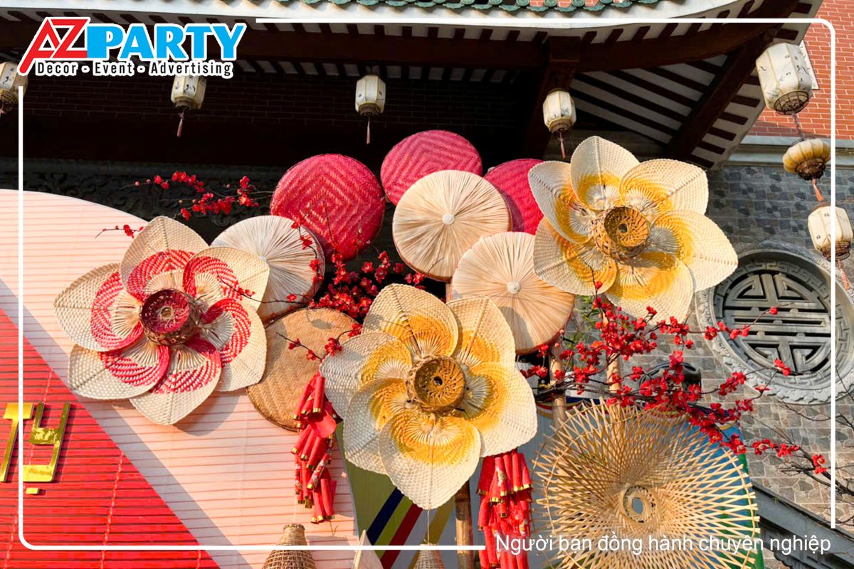 bông hoa sen, dây pháo, hoa đào tại góc của backdrop