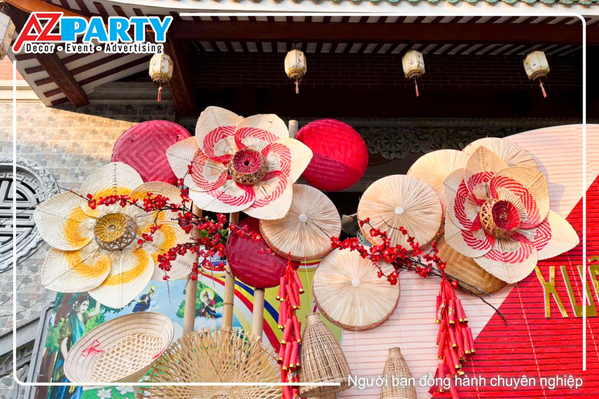 góc bên trái của tiểu cảnh với bông hoa sen bằng tre cùng cành đào đỏ thắm