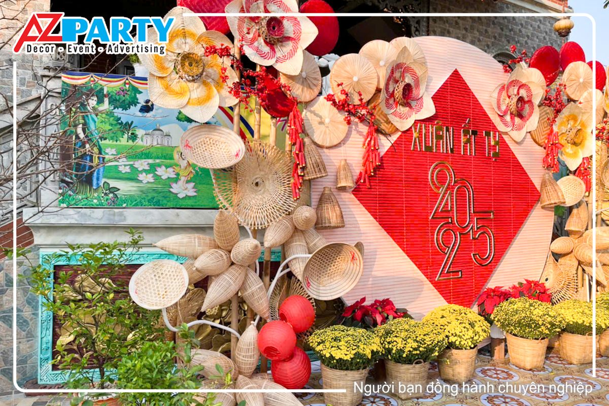 góc bên trái của tiểu cảnh với hoa súng, đó bắt cá, đèn lồng đỏ