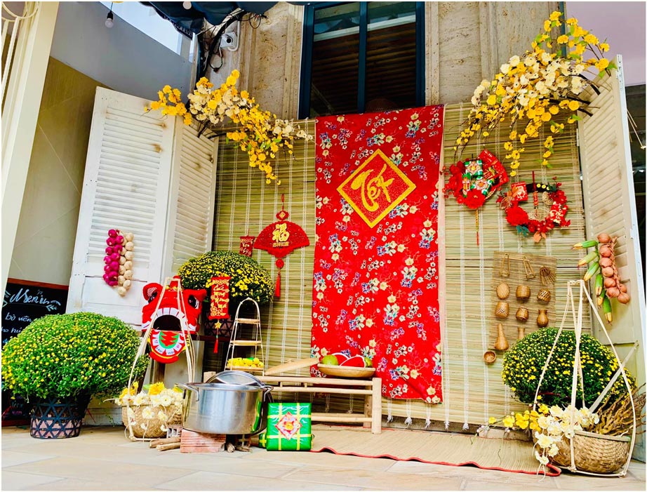 Mỗi vùng miền và văn hóa trên đất nước Việt Nam đều có phong cách trang trí Tết khác nhau. Phong cách truyền thống tỏa sáng trong mùa Tết năm nay sẽ truyền tải những giá trị của dân tộc, đồng thời mang lại một không khí Tết ấm áp và đầm ấm. Hãy bấm vào hình ảnh để khám phá những phong cách truyền thống hấp dẫn nhất trong mùa Tết này.