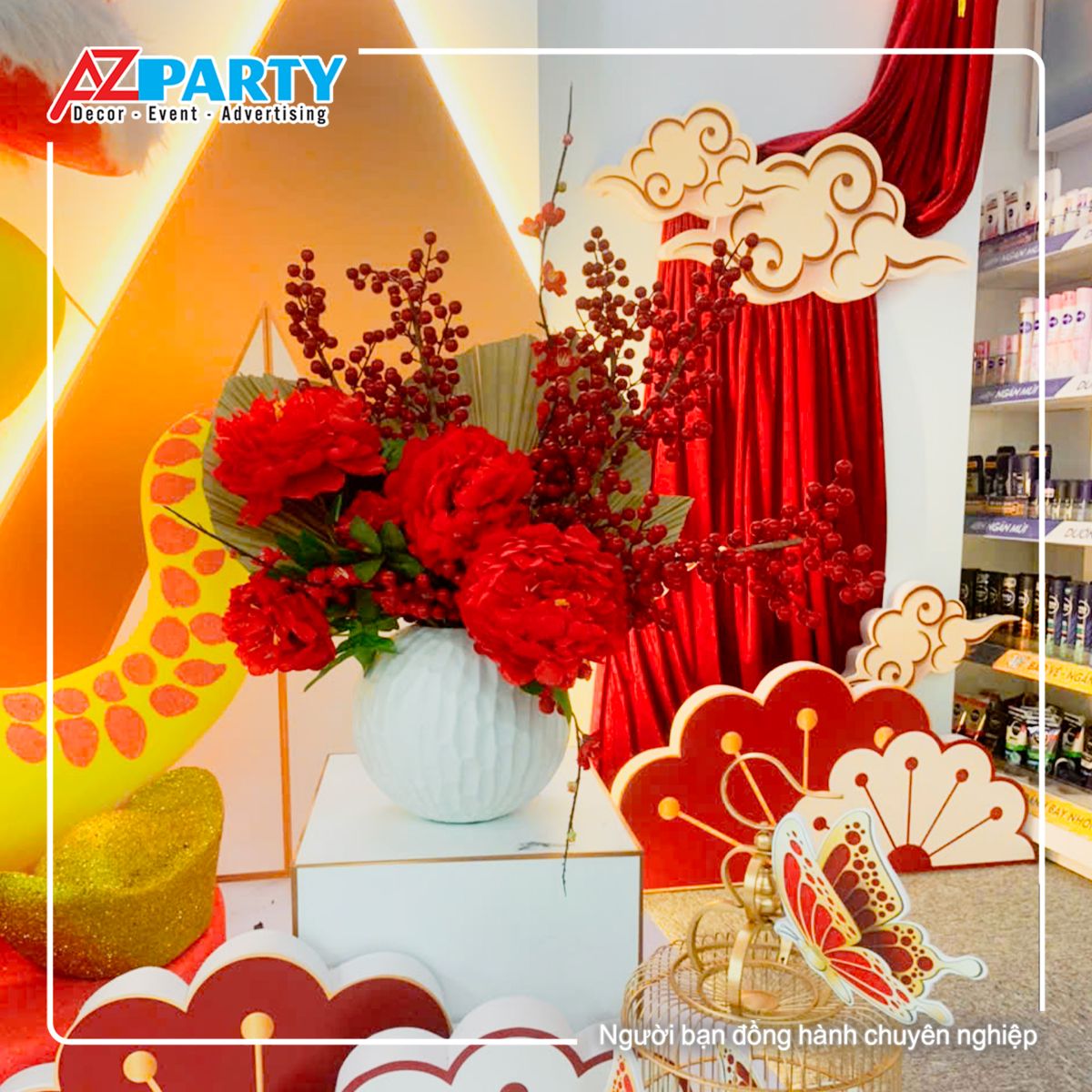 Bình hoa với sắc đỏ đặt tại tiểu cảnh