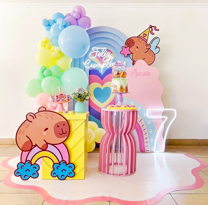 mẫu backdrop capybara với nhiều màu sắc sặc sỡ