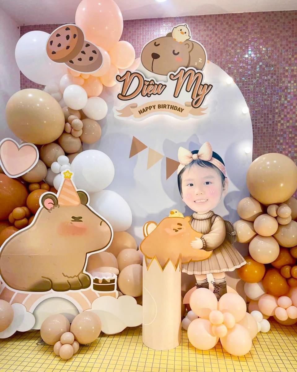 backdrop capybara với tone màu nâu cho bé gái