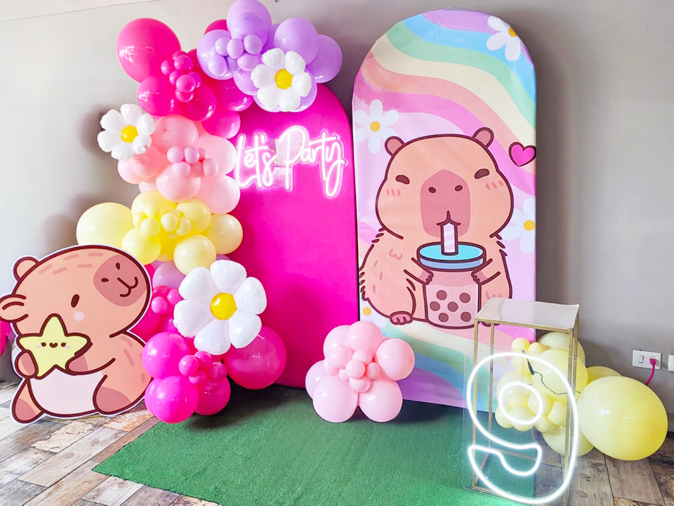 Backdrop sinh nhật capybara cho bé gái với tone màu tím và hồng 