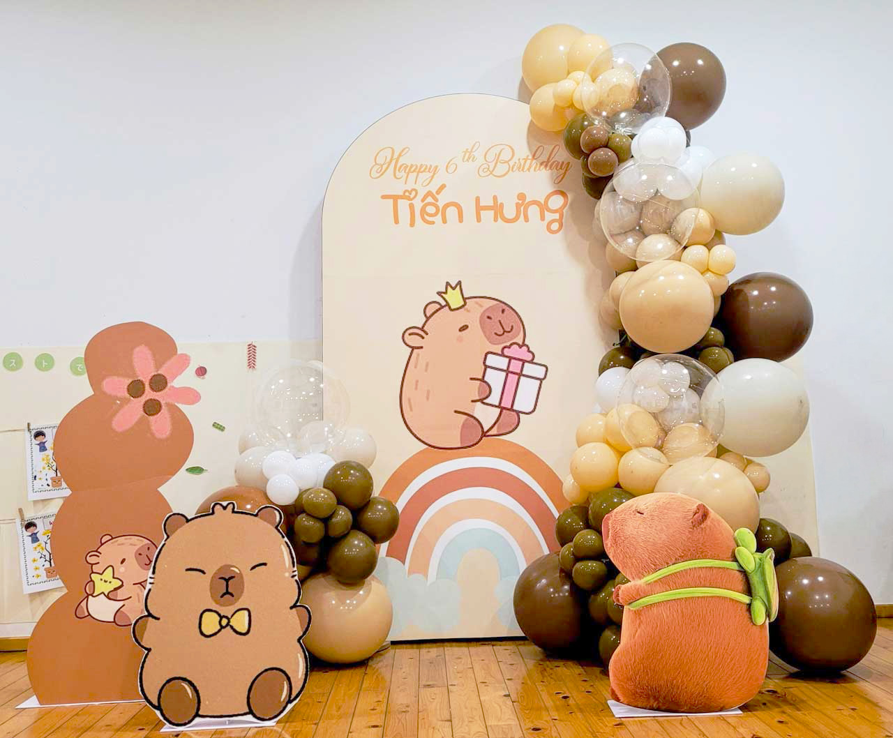 mẫu backdrop dành cho bé gái với tone màu nâu dễ thương