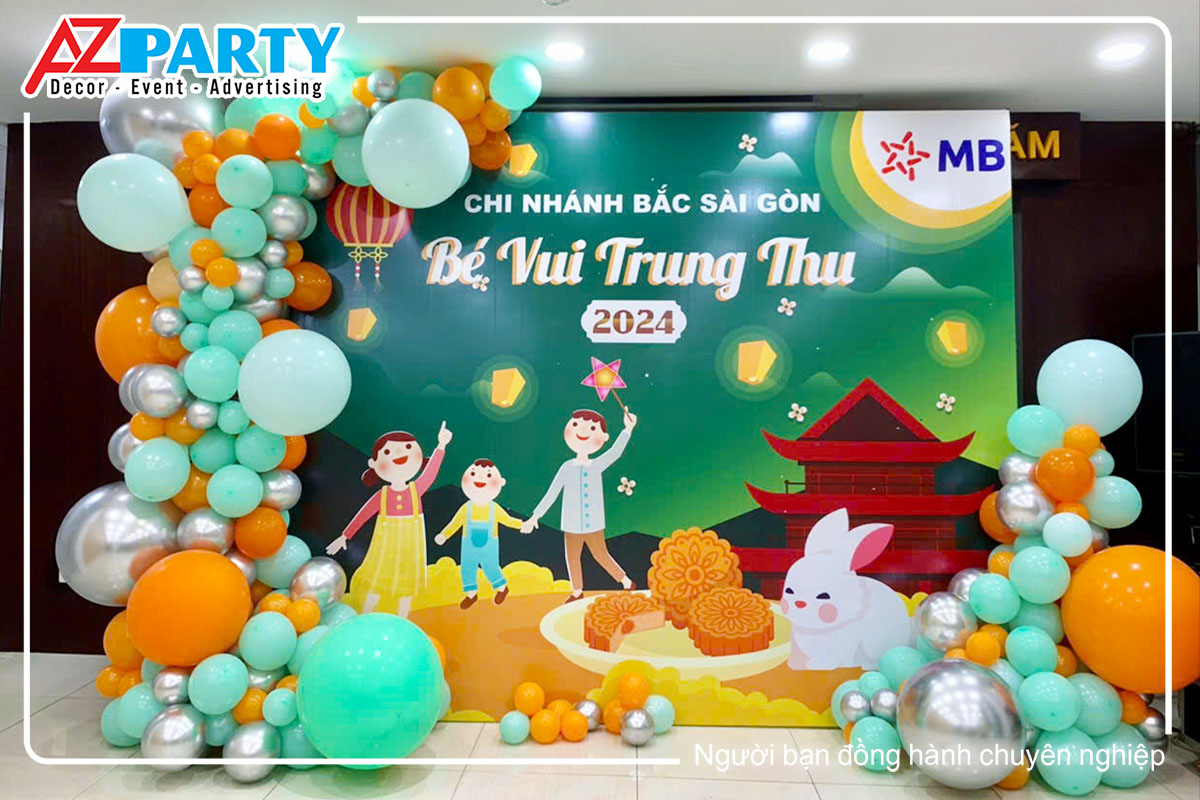 backdrop trung thu với 2 màu cam và xanh chủ đạo, cùng hình ảnh gia đình của bé