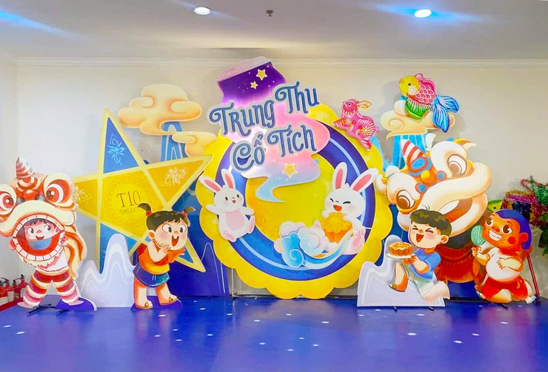 backdrop trung thu ngộ nghĩnh, 2 bên là hình ảnh các em nhỏ vui hội trăng rằm, ở giữa là thỏ trắng
