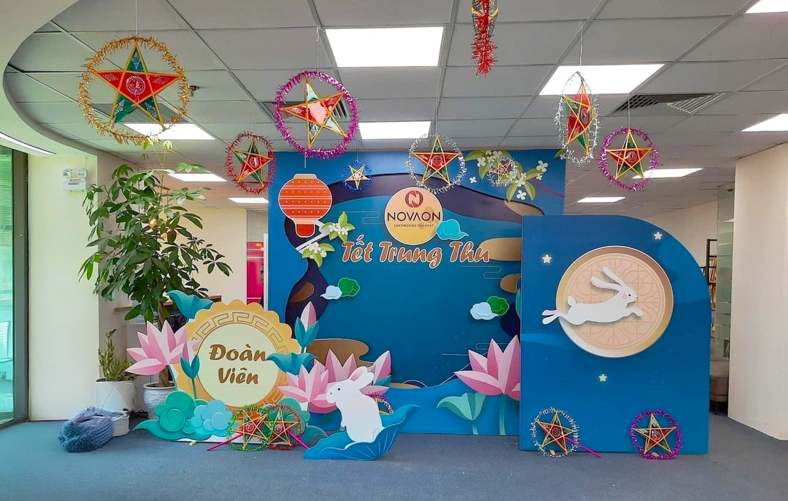 backdrop trung thu mang đậm yếu tố truyền thống với họa tiết là các chủ thỏ trắng và hoa sen