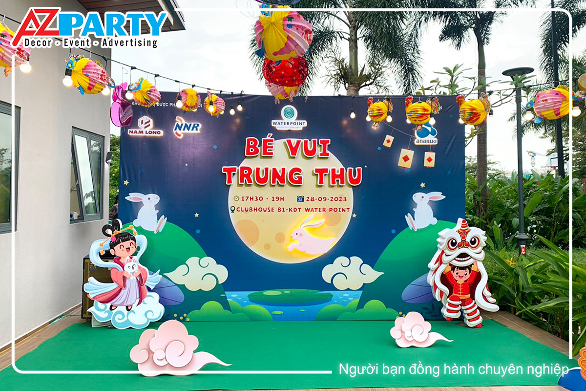 backdrop trung thu truyền thống với tông màu xanh tối, trang trí hình chi bi chị Hằng và chú bé múa lân